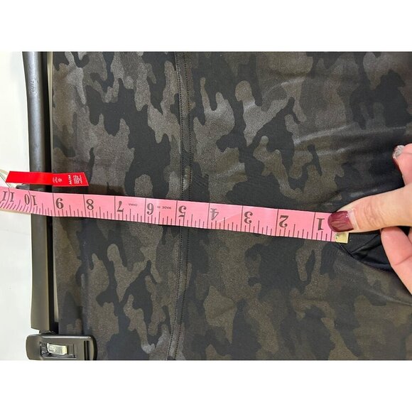 Spanx black camo leggings sz medium women’s athleisure sporty gym yoga - Picture 5 of 7